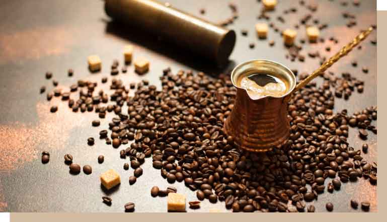 grains de café aromatiques dans une cuillère en bois, grains de