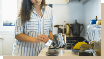 maison du cafe instantane femme tasse image 3